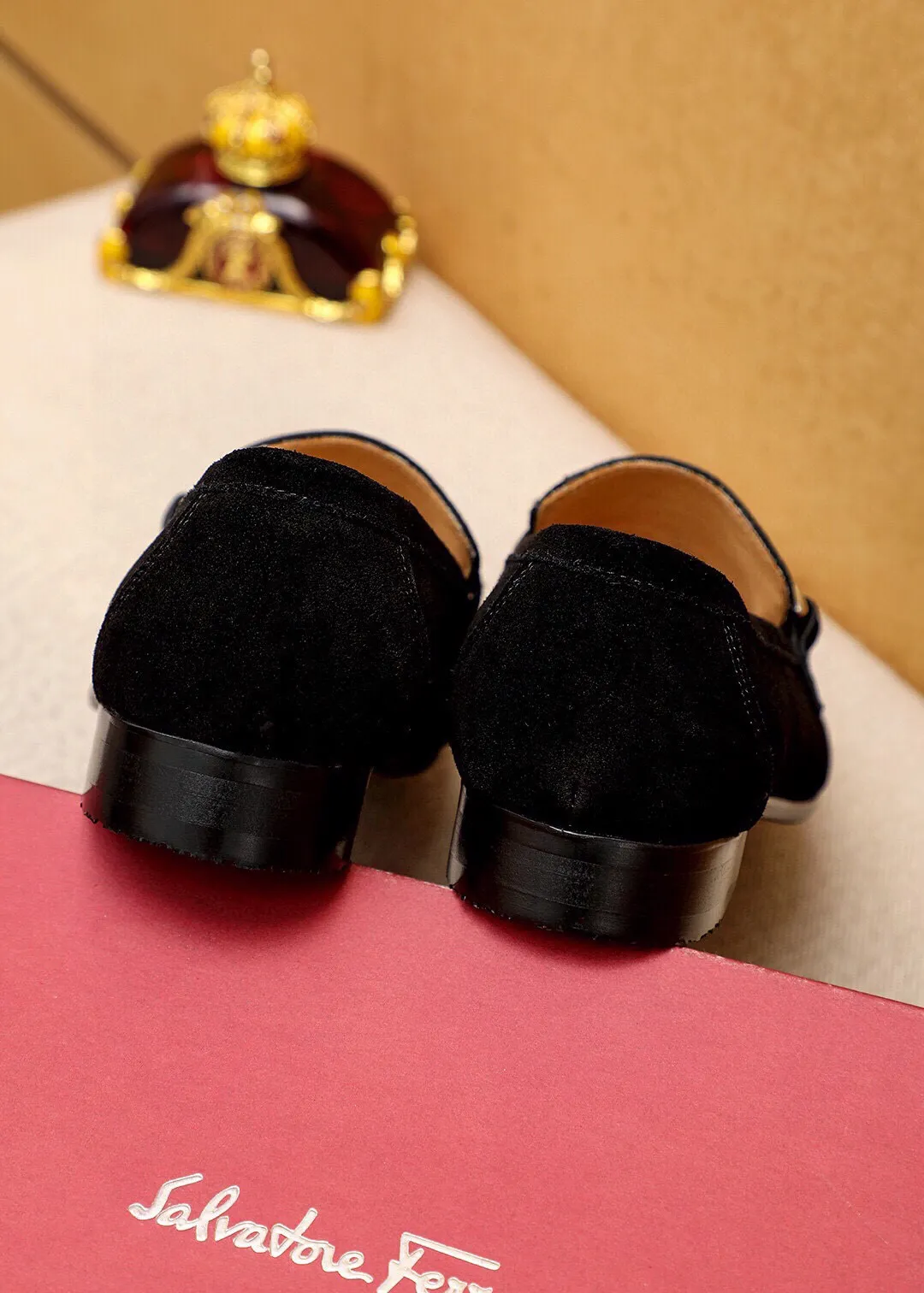 Men's shoes 💰460 💐 Product trademark: Ferragamo "Ferragamo" casual leather shoes Regular size: 38-44 (45.46.47🉑️Customized) Product materials: Selected imported first-layer frosted calfskin upper + luxury hardware buckle, imported water-dyed cow leather lining. Strong three-dimensional visual effect, original outsole color: 2 colors available